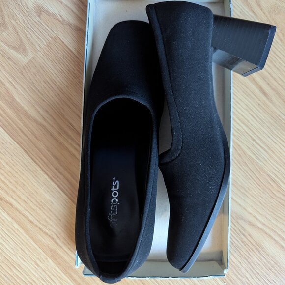 VTG Black Wedge Pumps - Picture 4 of 11